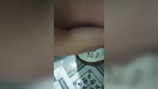 Em gái lồn non thủ dâm trong nhà vệ sinh trong khi người nhà ở bên ngoài