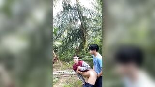 loạn luân em trai và chị họ lén lút dẫn ra sau vườn địt nhau vì sợ người nhà biết