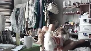 Em gái 19 tuổi ngủ trần truồng nứng lồn thì cầm cặc chó để sục đỡ nứng.