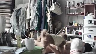 Em gái 19 tuổi ngủ trần truồng nứng lồn thì cầm cặc chó để sục đỡ nứng.