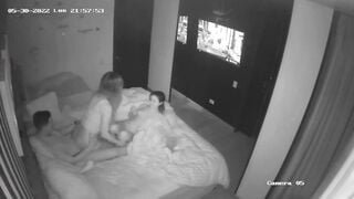 Hảo cô gái thấy vợ chồng bạn thân đụ nhau thì nứng lồn xin vào đụ ké.