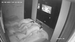 Hảo cô gái thấy vợ chồng bạn thân đụ nhau thì nứng lồn xin vào đụ ké.