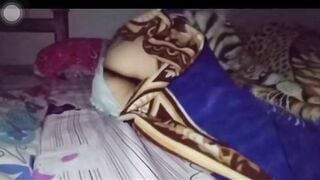 Mẹ vợ ngủ say thằng con rể lén lút lên ngủ cùng ôm ấp mẹ sờ lồn mẹ như chồng mẹ.