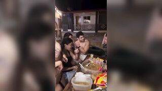 Đang ăn nhậu em gái đứng lên cái sì líp lọt khe lồn hở mép lồn cực hấp dẫn.