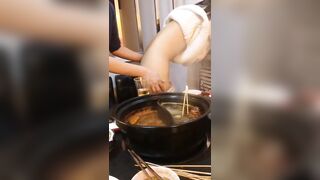 Anh dẫn em đi ăn tối và em thành bữa tối của anh