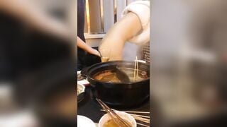 Anh dẫn em đi ăn tối và em thành bữa tối của anh