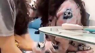 2 em les yêu nhau cha mẹ ko để ý tranh thủ móc lồn tự sướng cho nhau lén lút.