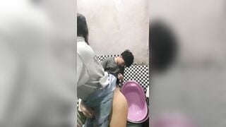 Anh họ liều lĩnh bắt em gái 17 tuổi bú cu rồi đụ luôn không bao.
