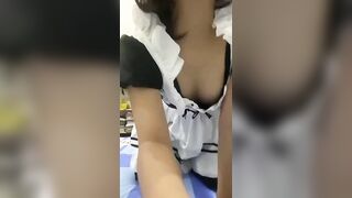 Nhỏ em mặc đồ hầu gái xong thủ dâm cái lồn không lông