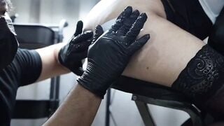 Đg xăm hình cho e dâm nữ mà nhìn e ngon quá nên đè ra bú lồn đụ e tại chỗ luôn