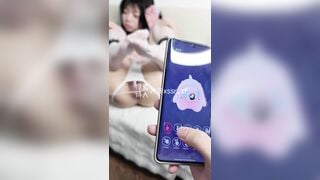Tôi lấy ra món đồ chơi nhỏ, trực tiếp đẩy vào nơi riêng tư ướt át của cô ấy