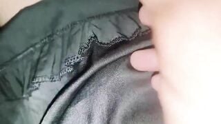 Dì út bị cảm uống thuốc ngủ nên ngủ say thằng cháu họ cơ hội vào ngắm sờ trộm lồn dì.