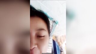 Bé học sinh cho người yêu xem vú