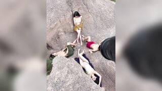 A thợ ảnh may mắn khi đc các yêu nhền nhện book đi chụp ảnh khỏa thân public trên núi