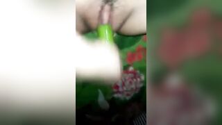 Em học sinh tự sướng với dưa leo rỉ đầy nước