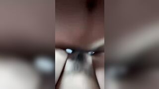 “m cứ xuất vào trong đi, tí về chị uống thuốc, chồng chị ko biết đâu”