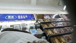 uay lén dưới váy gái xinh có bé còn không mặc quần lót - phần 19