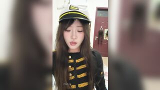 E teen tq xinh đẹp thích cosplay nằm dưới sàn show hàng móc lồn lè lưỡi cực dâm