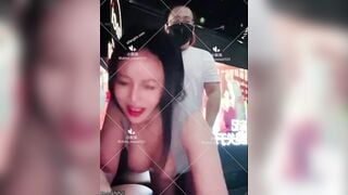 Dâm nữ đi hát karaoke cùng các chú trung niên r gạ các chú bú cu đụ nhau trg quán