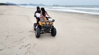 Dâm nữ khỏa thân chở người lạ cho bóp vú thoải mái sau lưng trên bãi biển