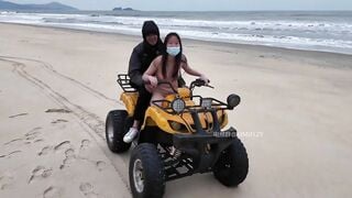 Dâm nữ khỏa thân chở người lạ cho bóp vú thoải mái sau lưng trên bãi biển