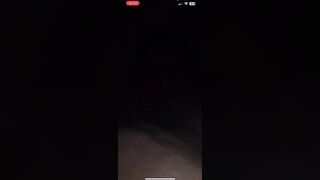 nửa đêm mà em ghệ vẫn call khoe vú gạ anh địt - phần 1