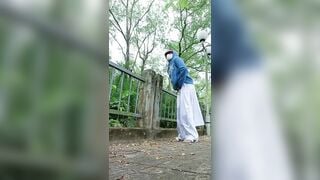 1 em học sinh mắc đái muốn đái bậy ở đường nhưng quần cứng quá đành đái ra quần.