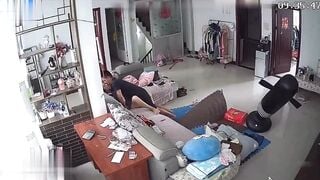 Con trai không ở nhà bố chồng đè con dâu đụ nhau thật kích thích.