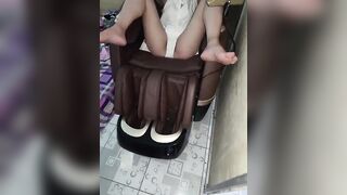 Chị gái say xỉn ngủ say bị thằng em họ vén váy nhìn lồn trộm.
