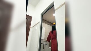 Anh sửa điệnn may mắn và cô chủ nhà thiếu thốn