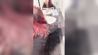 Em ny chưa kịp cởi đồ đã bị lôi vào nhà vệ sinh địt tung lồn