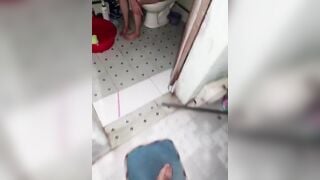 Sáng ngủ dậy tháng cháu họ giả vờ đi đái để trực tiếp quay lén lồn dì út đái sáng sớm