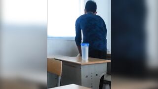 Thầy giáo địt em học sinh trong lớp