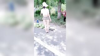 Ở chuồng mua rau của ông lão