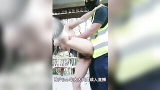 Cặp đôi đụ nhau nơi công cộng