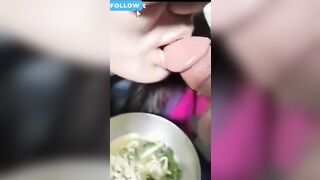 độc lạ em ăn mì còn lấy chuối anh chấm vào nước để mút