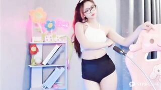 Phòng live show hàng stripchat nhảy nude kí tên fan lên ngực cùng e teen xinh #1