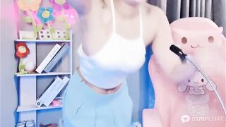 Phòng live show hàng stripchat nhảy nude kí tên fan lên ngực cùng e teen xinh #4
