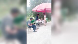 Cô gái ở chuồng hỏi thăm đường mấy ông già 2
