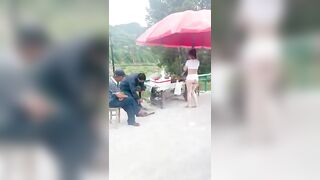 Cô gái ở chuồng hỏi thăm đường mấy ông già 2