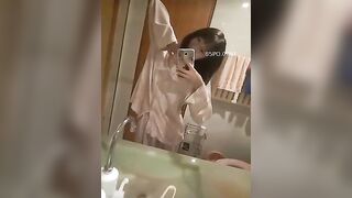 Nữ sinh trung học lột đồ và chụp selfie