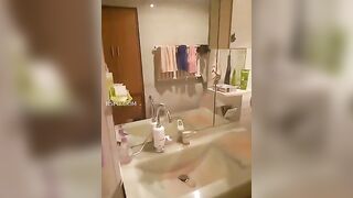 Nữ sinh trung học lột đồ và chụp selfie