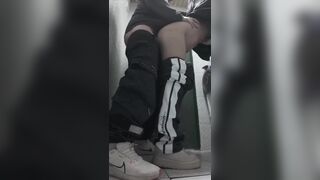 nhân trần bé ghệ lớp 12 trong wc khi bố mẹ em ở bên ngoài