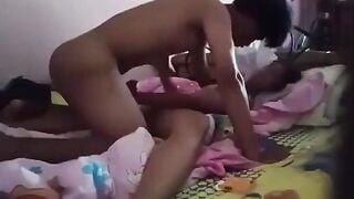 Em gái 2k9 còn đang mê man say ngủ anh họ thấy ngủ ko mặc đề liền leo lên đụ.