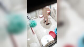 Quay lén nhỏ em họ đi tắm 1