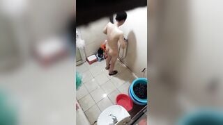 Quay lén nhỏ em họ đi tắm 1