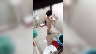 Quay lén nhỏ em họ đi tắm 1