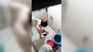 Quay lén nhỏ em họ đi tắm 1