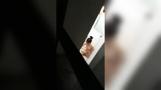 Quay lén nhỏ em họ đi tắm 2