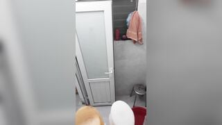 Quay lén nhỏ em họ đi tắm 5